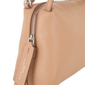 Gianni Chiarini Alifa Crossbody Bag in clay hammered leather, close-up showing top zip fastening, silver-tone hardware and branded tag