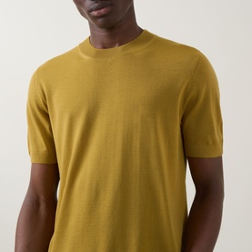 Model wearing Boss Black Casual gold crew neck knit T-shirt in 100% virgin wool, short sleeves, fine knit texture
