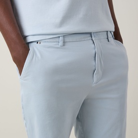Model wearing Boss Black Casual Open Blue cotton-elastane shorts with belt loops and side pockets, styled with a light blue T-shirt.