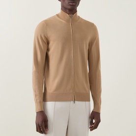 Model wearing Boss Black Casual Balonso Logo Zip Sweater in medium beige, mock neck, full zip, fine knit, styled with white trousers