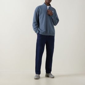 Model wearing North Face Essential Light Half-Zip Sweatshirt in Granite Grey with navy joggers and grey trainers.