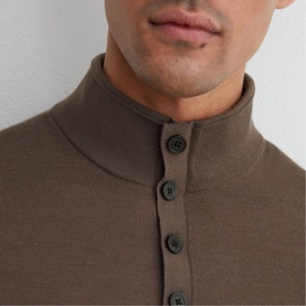 Model wearing Reiss ridge brown fine knit jumper with mock neck and button placket detail, close-up view