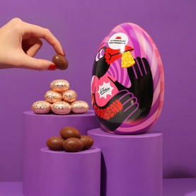 Metal Egg Filled With Eggs Hazelnut Pralin&eacute; & Caramel Milk Chocolate