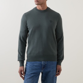 Model wearing Hugo Boss Orange Open Green cotton-cashmere crew neck jumper, styled with blue jeans.