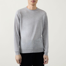 Model wearing John Smedley Lundy Extra Fine Knit Sweater in light grey, crew neck with ribbed trims and long sleeves.