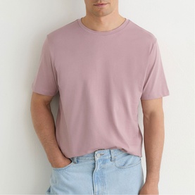 Model wearing Reiss dusty rose crew neck short sleeve T-shirt, styled with light blue jeans