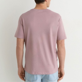 Model wearing Reiss dusty rose crew neck T-shirt, rear view, paired with light blue jeans.