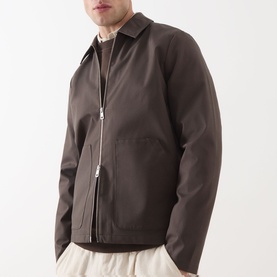 Model wearing Samsoe & Samsoe Paulo Zip Overshirt in Turkish Coffee, featuring silver-tone zip, point collar and patch pockets, styled with cream