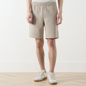 Model wearing Samsoe & Samsoe Smith Lightweight Shorts in Aluminium with elasticated waistband, styled with white low-top trainers.