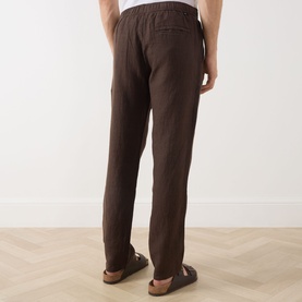 Model wearing Samsoe & Samsoe Jabari Casual Trousers in Turkish Coffee linen, rear view showing patch pockets and elasticated waistband.