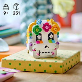 Lego Altar of the Dead D&iacute;a De Los Muertos Skull D&eacute;cor, 231-piece multicoloured floral sugar skull building set displayed on decorative gift box