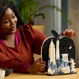Model with Lego Architecture New York City The Big Apple set, 1465-piece skyline build with apple-shaped backdrop, displayed on table