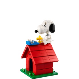 Lego Ideas Peanuts Snoopy's Doghouse Building Set, red doghouse with Snoopy on roof and Woodstock bird figure, multicoloured