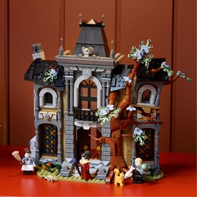 Lego Icons haunted house building set in multi-colour, featuring spooky gothic mansion with tree, ghost details and minifigures