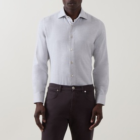 Model wearing Eleventy casual shirt in grigio chiaro melange, slim fit with spread collar, paired with dark burgundy trousers