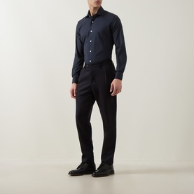 Model wearing Eleventy Dandy Casual Shirt in blu with pointed collar, styled with dark trousers and black leather shoes.