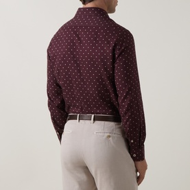 Model wearing Eleventy casual shirt in Barolo e Sabbia, small diamond print, long sleeves, styled with light beige trousers and brown belt