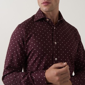 Model wearing Eleventy casual shirt in Barolo e Sabbia, featuring an all-over dot print, spread collar and buttoned cuffs