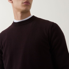 Model wearing Eleventy cashmere crew neck in Rosso E Gr Fumo, styled with a white collared shirt underneath.
