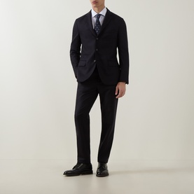 Model wearing Eleventy Single-Breasted Two-Piece Suit in blue wool-cashmere blend, styled with white shirt, patterned tie and black leather shoes.