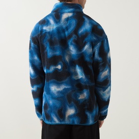 Model wearing Columbia Helvetia&trade; II Printed Half Snap Fleece in Phoenix Blue abstract camo print, back view, elasticated cuffs visible