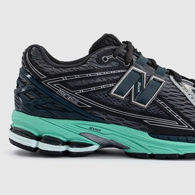 New Balance 1906R trainer in Black Metallic Deep End, featuring mint green midsole, silver N logo, and cushioned sole unit.
