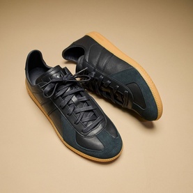 Adidas men's trainers in core black leather with suede panels, contrast gum rubber sole and tonal lace-up fastening