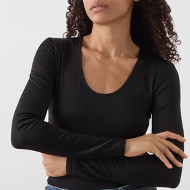 Model wearing Marella black long-sleeve scoop-neck T-shirt in viscose-elastane blend, styled with blue denim jeans.