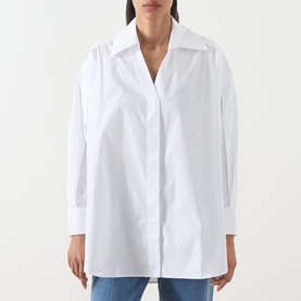 Model wearing Max&Co Colle Poplin Shirt in white with extended flat collar, V-neckline, long sleeves and concealed button fastening