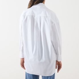 Model wearing Max&Co Colle Poplin Shirt in white, rear view showing box pleat detail, long sleeves, and high-low hemline. Styled with blue jeans.