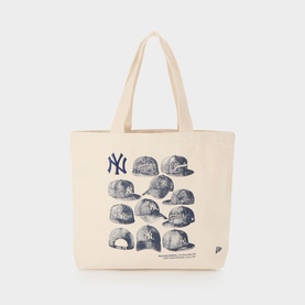 New Era New York Yankees MLB Cap Graphic Tote Bag in beige canvas, featuring navy cap array graphic print, carry handles, open top design.