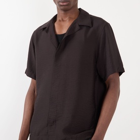 Model wearing NN07 Dusky Port casual shirt in open-collar short-sleeve style, layered over a black vest top.