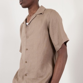 Model wearing NN07 Julio Linen Shirt in Clay Mirage, featuring camp collar, short sleeves and concealed button fastening.