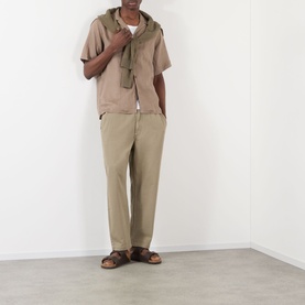 Model wearing NN07 Julio Linen Shirt in Clay Mirage with camp collar, styled with khaki trousers and brown sandals.