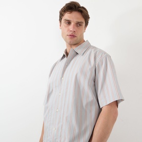 Model wearing NN07 red stripe casual shirt in short-sleeve cotton with point collar, styled relaxed, cropped at waist.