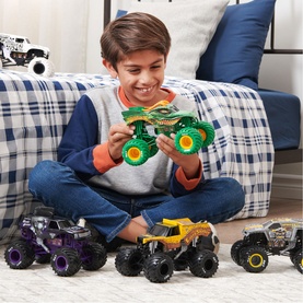 Monster Jam, Dalmatian 1-24 Scale Monster Truck, Collector Die-Cast Vehicle