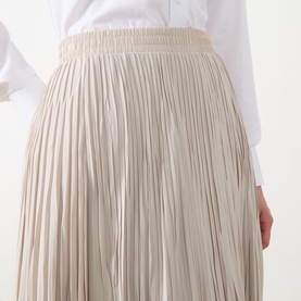 Model wearing Max Mara Weekend ivory pleated midi skirt with elasticated waist, styled with a white shirt.