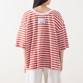 Model wearing American Vintage T-Shirt in Rayures Bonbon, red and white horizontal stripes, small chest patch logo, relaxed fit, back view
