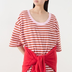 Model wearing American Vintage T-Shirt in Rayures Bonbon red and white stripe, with red knotted shirt tied at waist