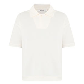 Cream short-sleeve polo shirt with open collar and relaxed fit, fine knit texture
