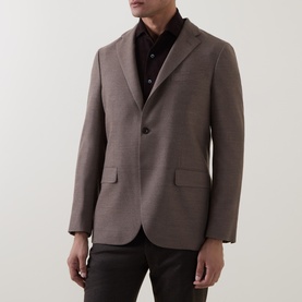 Model wearing Boglioli beige wool blazer jacket, two-button fastening, notch lapels, styled with black shirt and dark trousers