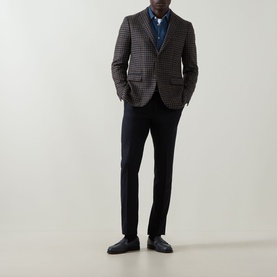 Model wearing Boglioli Houndstooth Single-Breasted Suit Jacket in navy/brown, styled with dark trousers and navy shirt