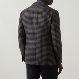 Model wearing Boglioli Houndstooth Single-Breasted Suit Jacket in navy/brown, rear view, styled with navy trousers