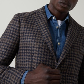 Model wearing Boglioli Houndstooth Single-Breasted Suit Jacket in navy/brown, styled with a blue denim shirt