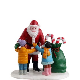 Santa Gets a Hug Figurine 7cm