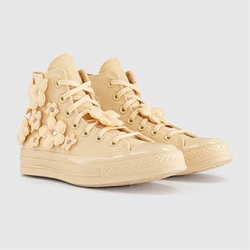 Converse high-top trainers in golden view, canvas upper with 3D floral appliqu&eacute;s, lace-up fastening, cream rubber cupsole