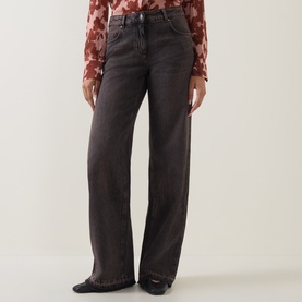 Model wearing Luisa Cerano wide-leg dark grey jeans in 100% cotton, styled with a floral blouse and black flats.