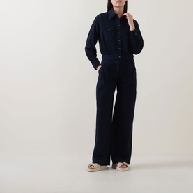 Model wearing Luisa Cerano Blouson Denim Blouse in dark blue with wide-leg trousers and beige sandals