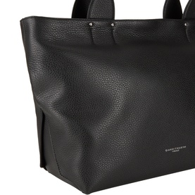 Gianni Chiarini nero black leather tote bag, pebbled texture, twin top handles, silver hardware detail, side split base visible.