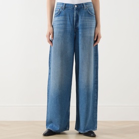 Model wearing AgoldE Rounded Baggy Wide-Leg Jeans in Expression mid wash, wide-leg silhouette, styled with black shoes